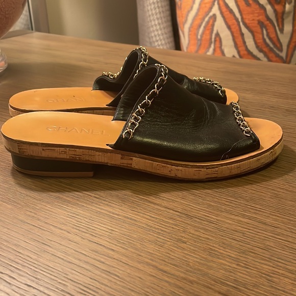Authentic Chanel slide, size 38 1/2, color black 在庫一掃60%Off CHANEL size ブラック&ピンクベージュ2足 38 ハイヒール/パンプス